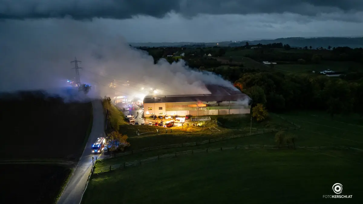 Großbrand bei Abfallentsorgungsbetrieb in Ruhstetten – 16 Feuerwehren im Einsatz
