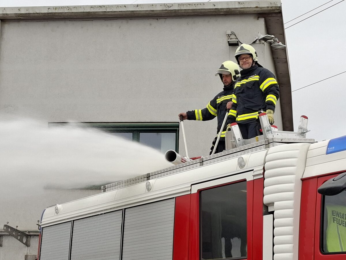 Nachlöscharbeiten nach Großbrand